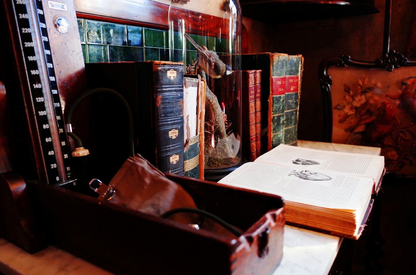 Libro medico antico aperto su illustrazioni del cuore con attrezzature vintage.